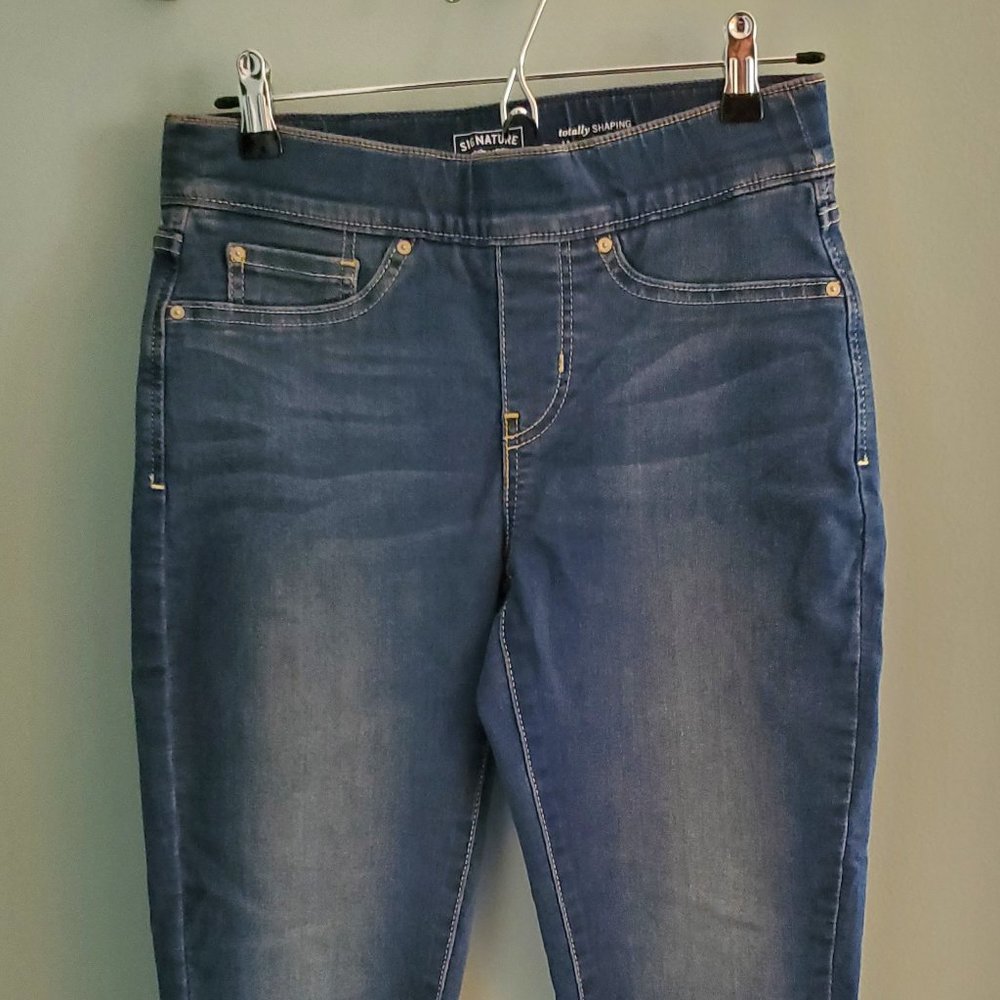 Levis Signature Gold Label Totally Shaping Pull-on Jeans 4 Short